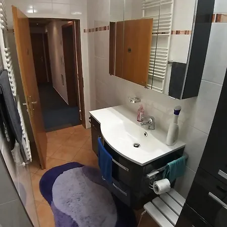 2-zimmer Mit Ueberdachten Sitzplatz Im Garten *