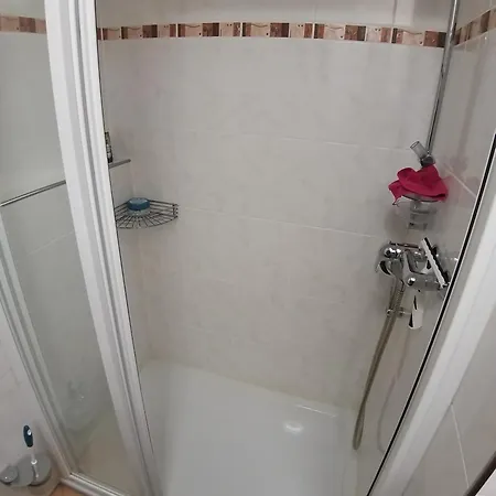 2-zimmer Mit Ueberdachten Sitzplatz Im Garten