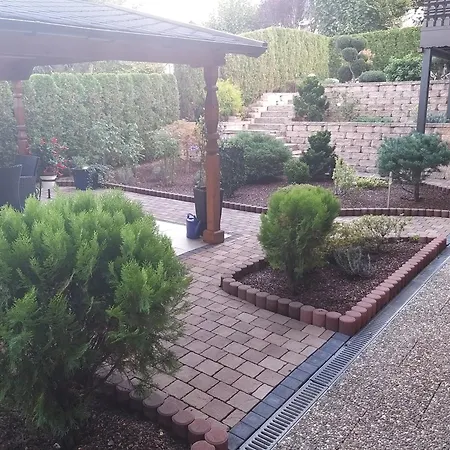Mit Ueberdachten Sitzplatz Im Garten Apartment