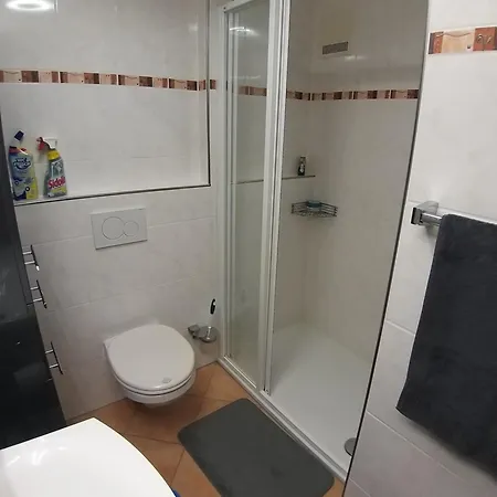 2-zimmer Mit Ueberdachten Sitzplatz Im Garten Daire *