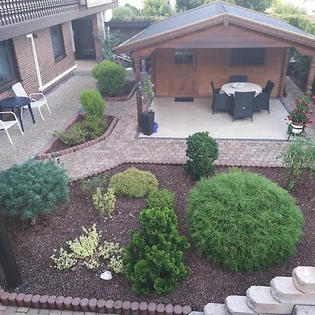 Mit Ueberdachten Sitzplatz Im Garten